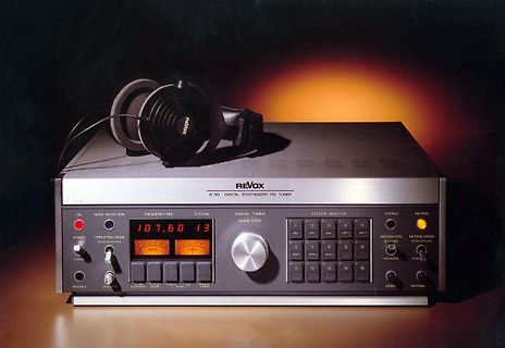 Revox B 750 Digital Synthesizer FM Tuner mit Kopfhörern