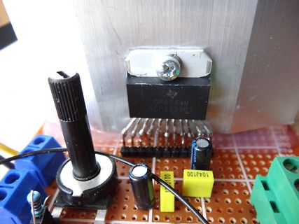 Elektronikbauteile auf Lochrasterplatine mit Kühlkörper