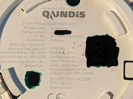 Rückseite eines Funk-Rauchwarnmelders