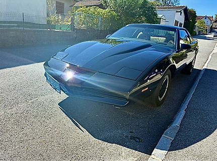 Schwarzes Auto auf einer Straße