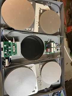 Innenansicht eines Lautsprechergehäuses mit Treibern und Elektronik