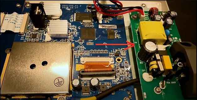Innenansicht einer Leiterplatte mit Netzteilmodul
