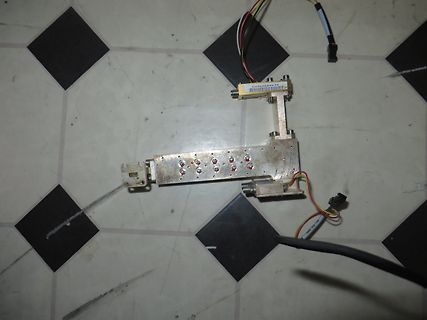 Elektronikkomponente mit Kabeln auf Fliesenboden