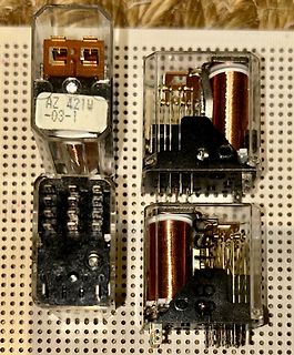 Vier elektromagnetische Relais auf Lochrasterplatine