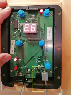 Geöffnete Elektronikplatine mit 7-Segment-Anzeige