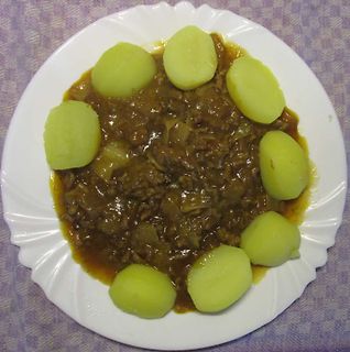 Teller mit Fleischsauce und Kartoffeln