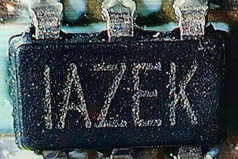 Nahaufnahme eines Bauteils mit Beschriftung