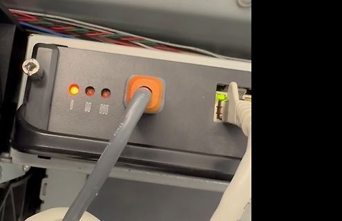 Rückseite eines elektronischen Geräts mit Anschlüssen und LEDs