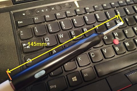 Messschieber neben einem Stift auf einer Tastatur