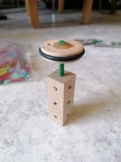 Holzkonstruktion mit Scheibe und Gummiring