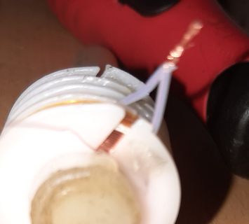 Nahaufnahme einer Kupferwicklung und eines weißen Bauteils