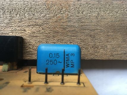 Blauer WIMA MP 3 Kondensator auf Leiterplatte