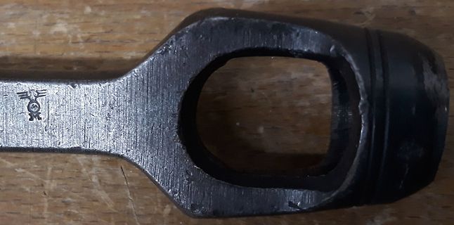 Metallisches Werkzeugteil mit Logo
