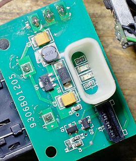 Foto einer Leiterplatte mit elektronischen Bauteilen