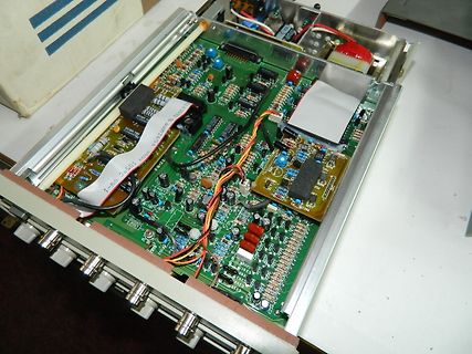 Innenansicht eines elektronischen Geräts mit mehreren Leiterplatten