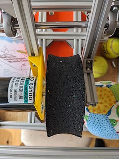 Elektromotor mit schwarzem Gummirad auf Metallgestell
