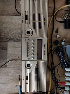 Furntronic Messgerät und Kabel auf Holzuntergrund