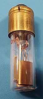 Glühlampen- oder Halogenlampe mit Metallgehäuse