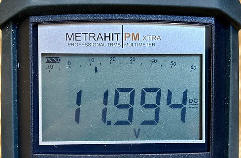 Display eines Multimeters mit Messwert