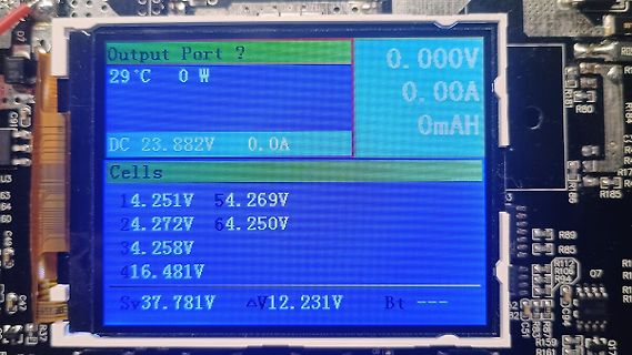 Display eines Batterietesters mit Messwerten