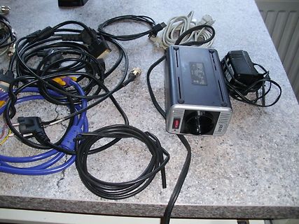 Diverse Kabel und ein Netzteil auf Tisch