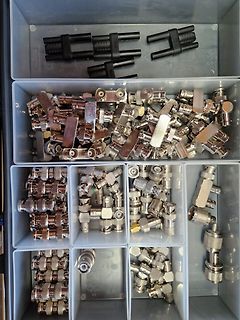 Sortiment an Koaxialsteckern in einer Kunststoffbox