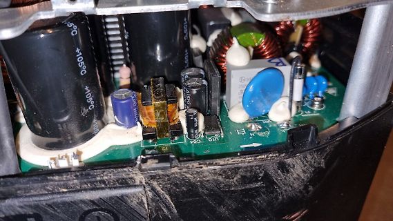 Innenansicht eines Schaltnetzteils mit Kondensatoren und Transformator