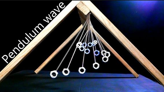 Pendulum wave Aufbau aus Holz und Metallringen