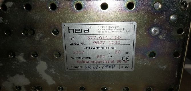 Typenschild eines Hera Hochspannungsprüfgeräts