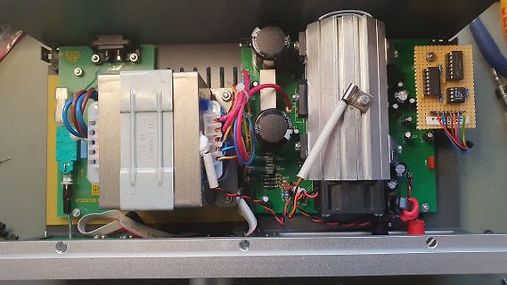 Innenansicht eines Netzteils mit Transformator und Kühlkörper
