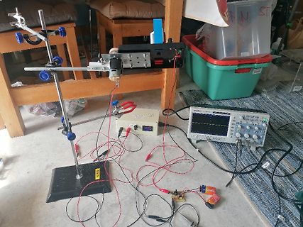 Elektronik-Messaufbau mit Oszilloskop und Netzteil