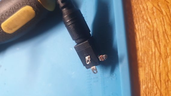 Beschädigter Netzstecker eines Netzteils