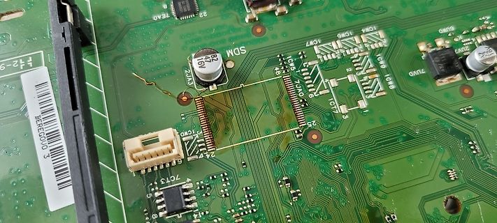 Nahaufnahme einer grünen Leiterplatte mit elektronischen Bauteilen
