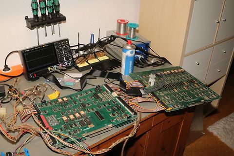Leiterplatten, Messgeräte und Werkzeuge auf einem Arbeitstisch
