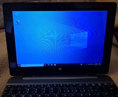 Abfotografierter Laptop-Bildschirm mit Windows Desktop
