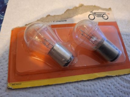 Zwei Glühbirnen in einer Verpackung