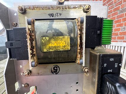Transformator in einem Gehäuse
