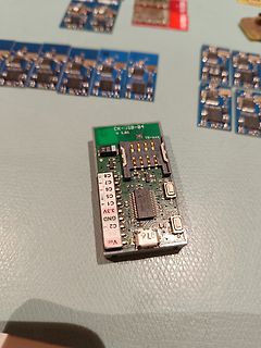 Mehrere kleine Leiterplatten auf Tischoberfläche