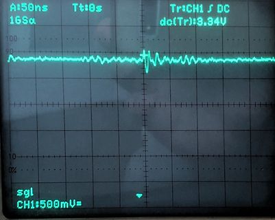 Abfotografierter Oszilloskop-Bildschirm mit Signalverlauf