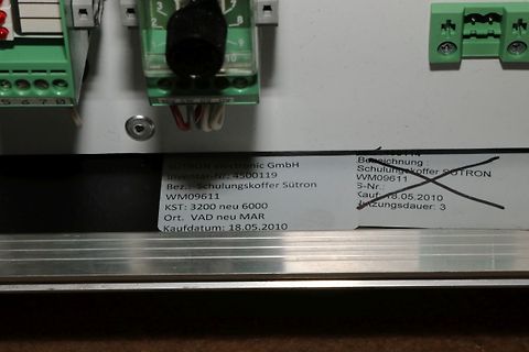 Inventaraufkleber auf Elektronikgerät