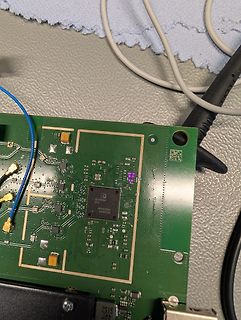Nahaufnahme einer grünen Leiterplatte mit IC