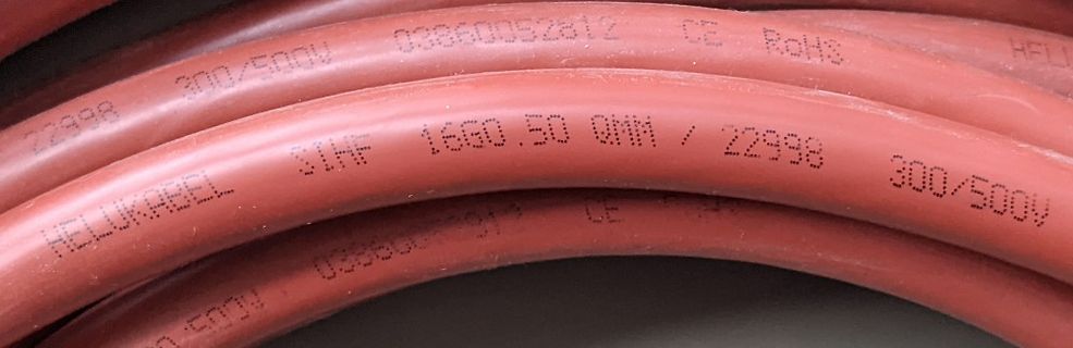 Rote Kabel mit Typenbeschriftung