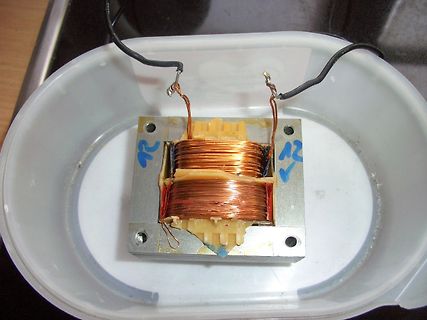 Spule mit Kupferwicklungen in Kunststoffbehälter