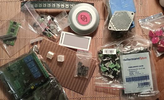 Elektronikbauteile und Kleinteile auf Unterlage
