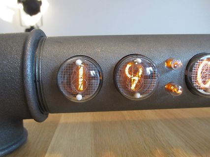 Nixie-Röhren-Uhr in Metallgehäuse