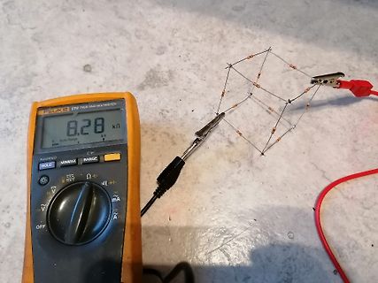 Multimeter misst Widerstand eines Drahtgittermodells