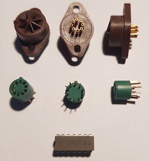 Verschiedene elektronische Bauteile auf weißem Grund