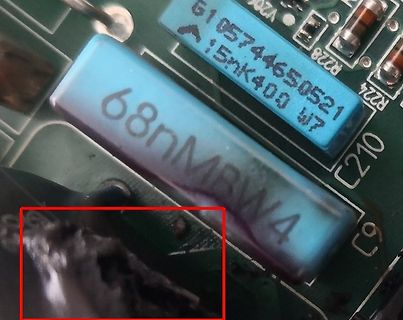 Defekter Elektrolytkondensator auf Leiterplatte