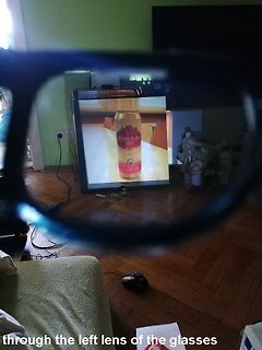 Blick durch ein Brillenglas auf einen Monitor