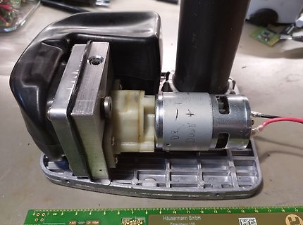 Elektromotor mit Getriebe und schwarzer Abdeckung